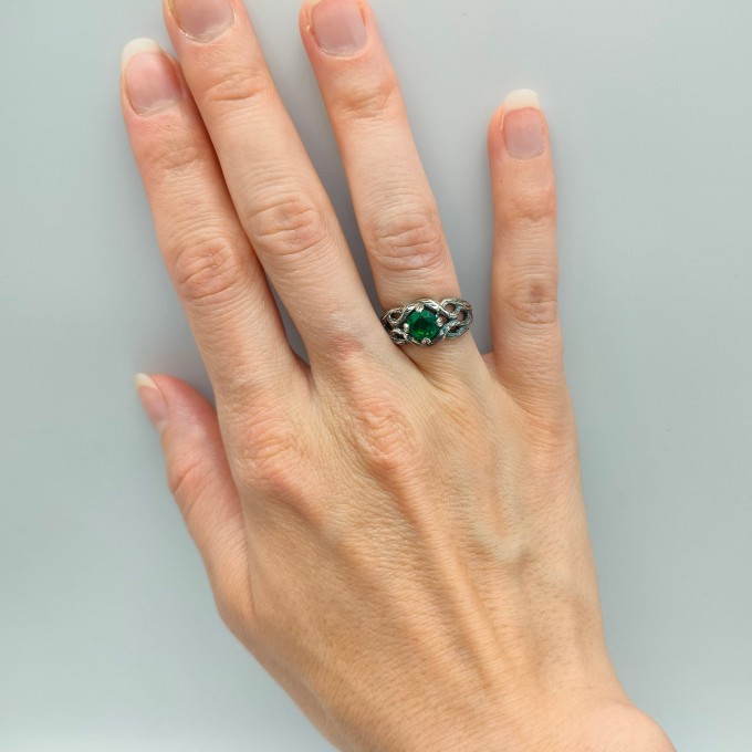 Serpent's Embrace: Gothic Ring with Emerald Glow
