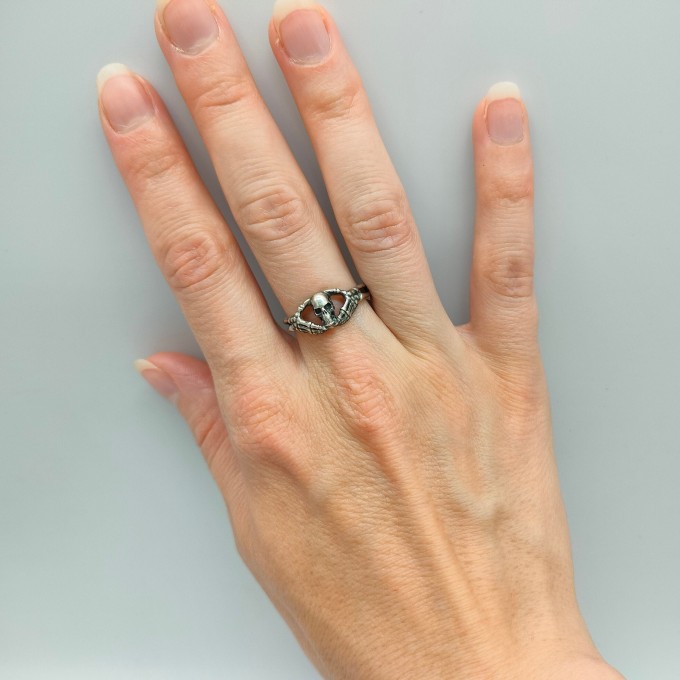 Elegant Skeleton-Inspired Gothic Ring – Symbol of Eternal Bonds