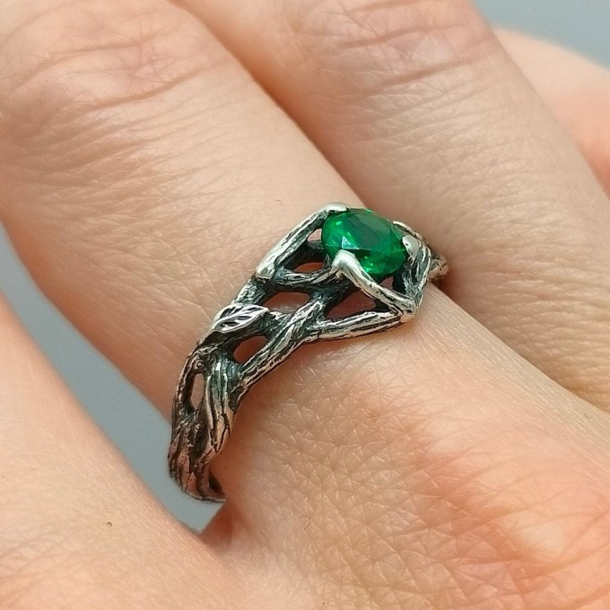 Elegant Silver Ring with Mystical Emerald Gemstone