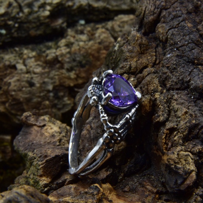 Gothic Silver Ring with a Regal Amethyst – Enchanting Beauty