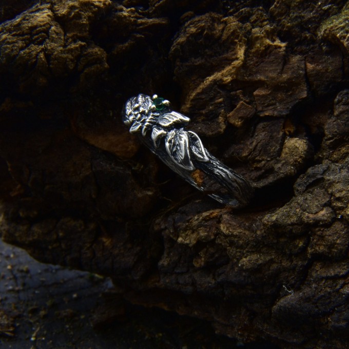 Gothic Silver Ring with a Sparkling Emerald