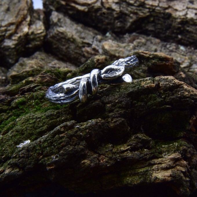 Intricate Twisted Silver Ring with Nature-Inspired Vine Design