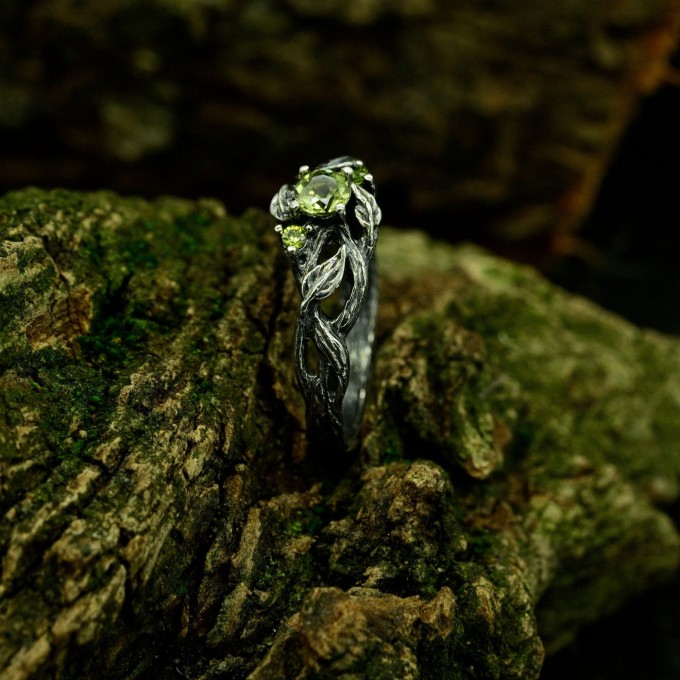 Vine Ring with Peridot – Enchanting Fantasy Jewelry