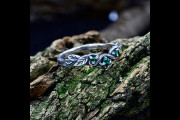 Dainty Branch Vine Leaf Chevron Ring with Emerald, Exclusive Wedding Ring with Tree Leaf, Non Traditional Forest Nature Ring