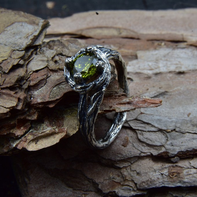 Elegant Silver Ring Featuring a Stunning Green Peridot