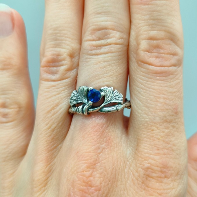 Floral Gothic Ring with Enchanting Sapphire Gemstoneg