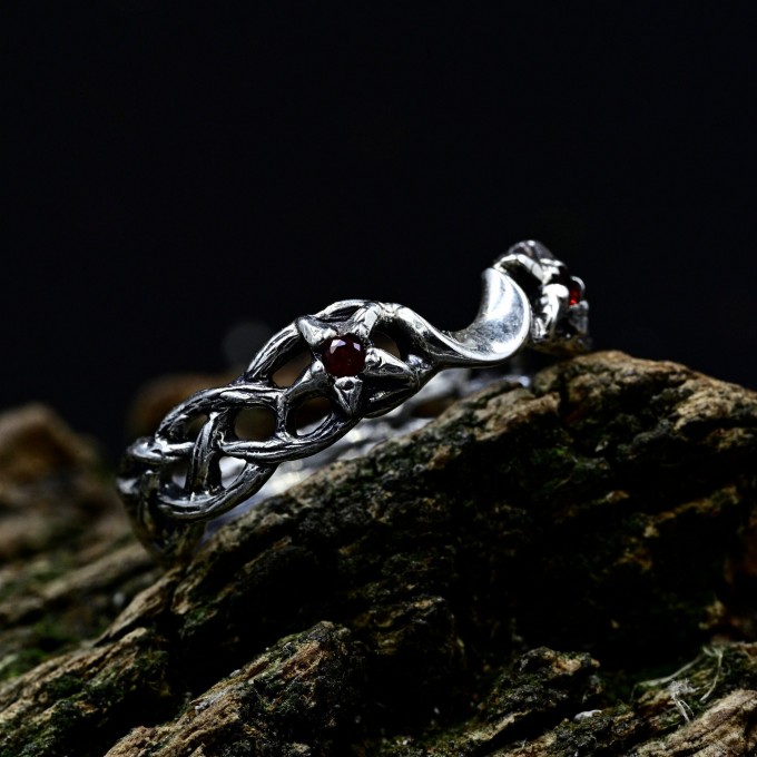 Twisting Shadows: Gothic Sterling Silver Ring with Sculpted Elegance