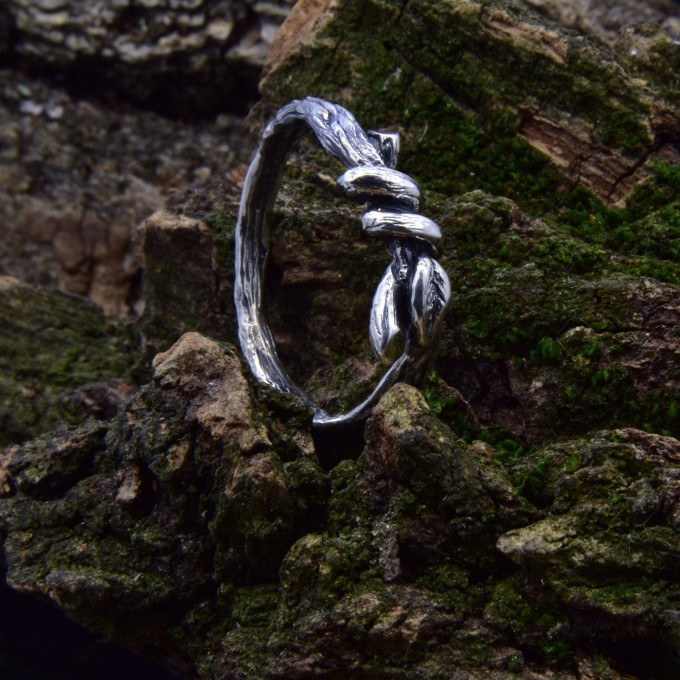Intricate Twisted Silver Ring with Nature-Inspired Vine Design