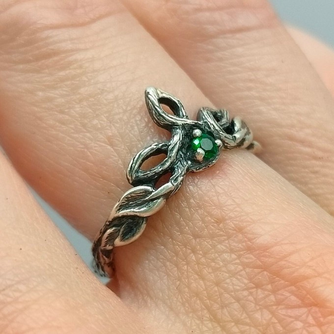 Gothic Leaf Ring with Emerald - Nature-Inspired Elegance