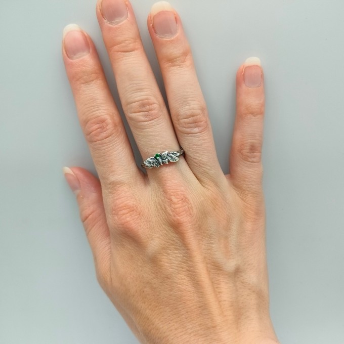 Silver Ring with Emerald and Leaf Design