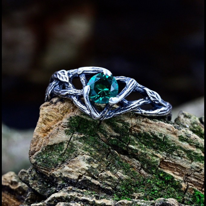 Elegant Silver Ring with Mystical Emerald Gemstone