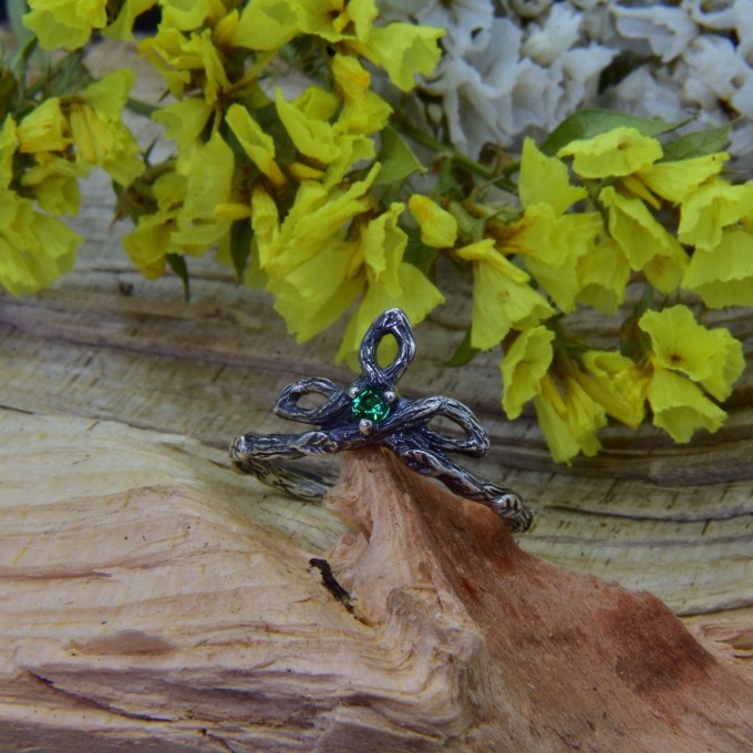 Verdant Bloom: Gothic Sterling Silver Ring with a Radiant Emerald