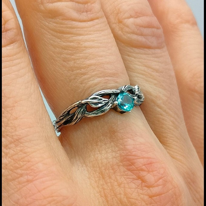 Elegant Gothic Ring with Peridot Gemstone