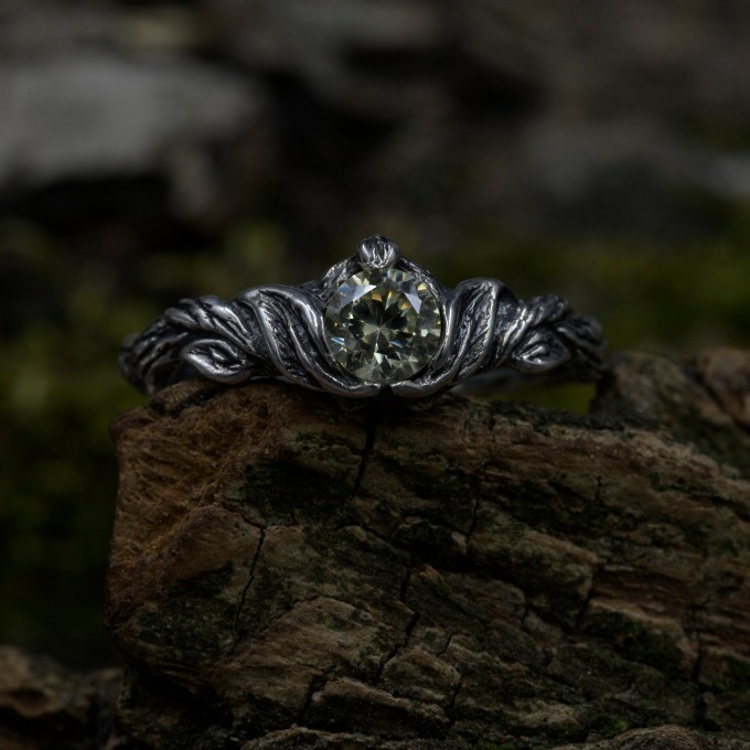 Gothic Silver Ring with a Vibrant Peridot 