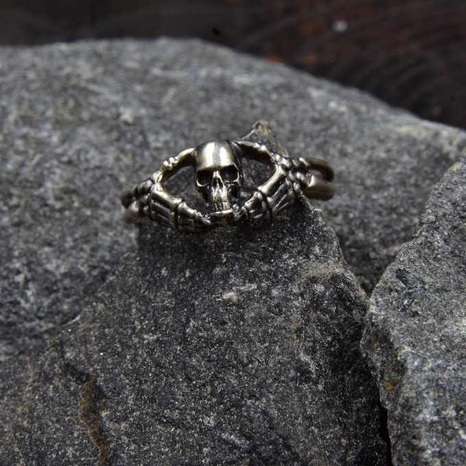 Gothic Silver Ring with Skull Motif