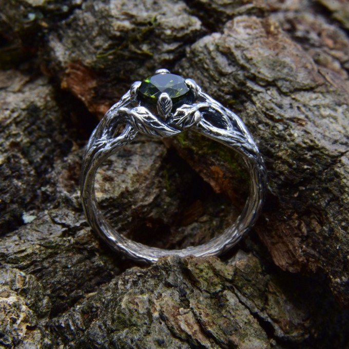 Serpent's Embrace: Gothic Ring with Emerald Glow