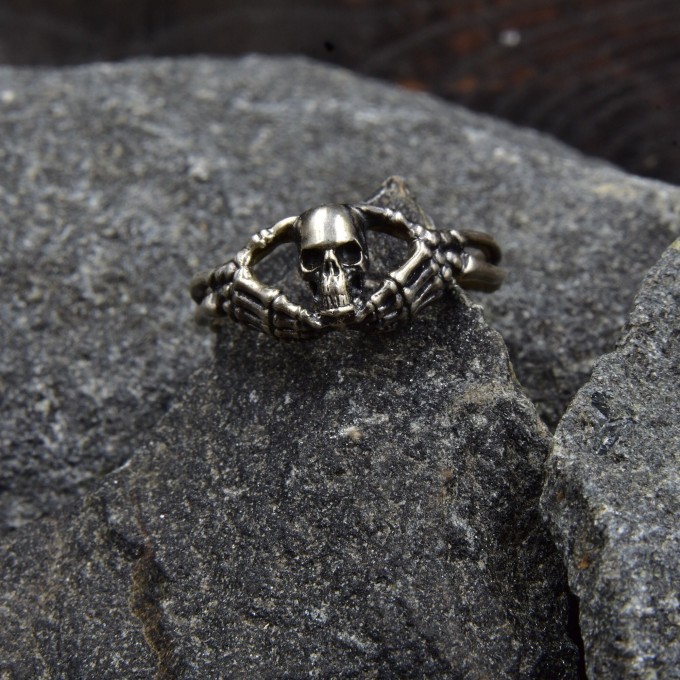 Stunning Silver Skeleton Ring – Embrace the Gothic Spirit