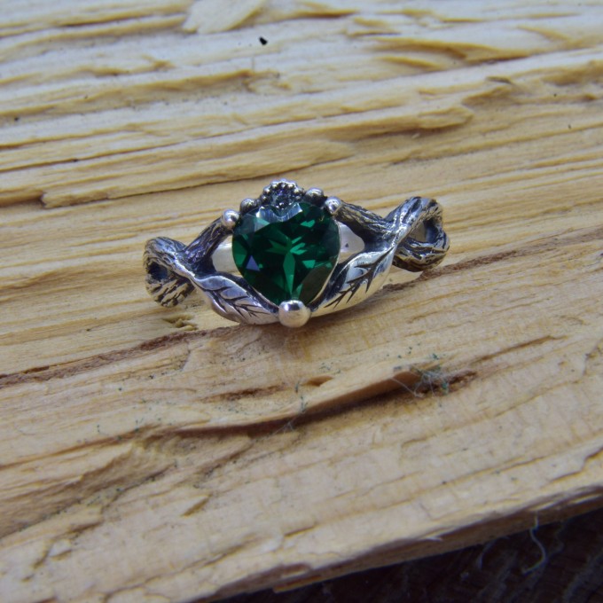 Emerald Serenity: Sterling Silver Ring with a Nature-Inspired Design|Dainty Emerald Heart for Women