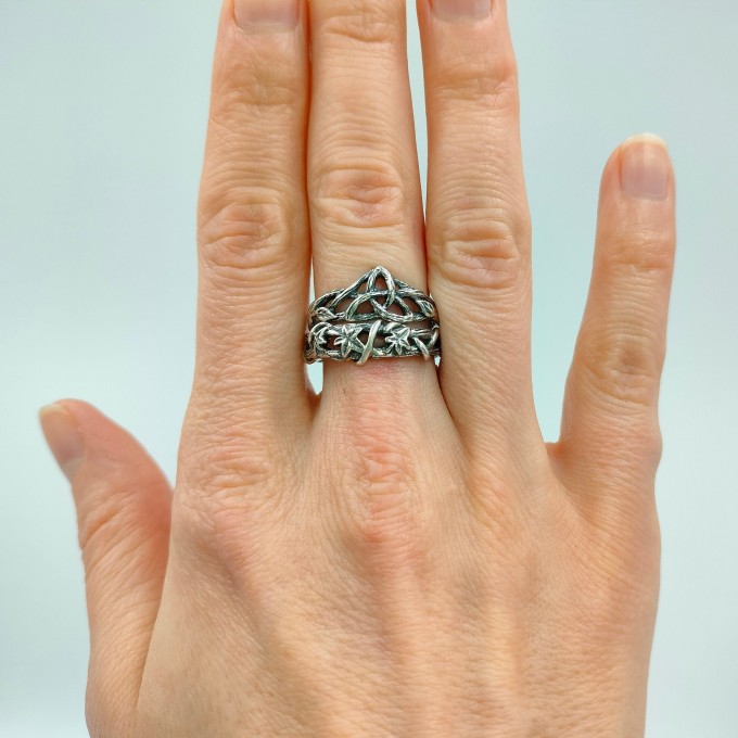 Gothic Silver Ring with Intricate Thorn Motif