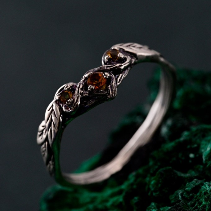 Tiny Branch Engagement Ring with Garnet Leaves in Silver – Wedding Ring Wooden Harmony, Wooden Wedding Branch, Wedding Ring Forest Branch