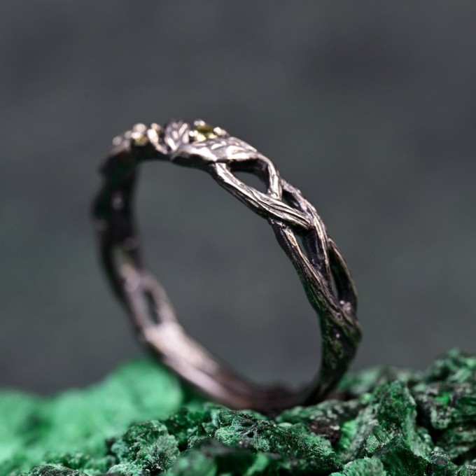 Handcrafted Silver Peridot Ring – Nature-Inspired Design with Leaf Detailing