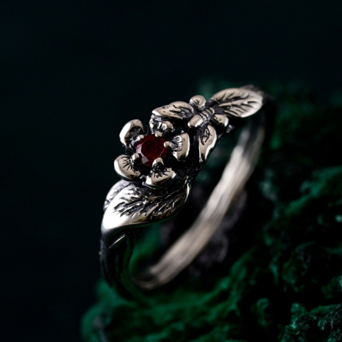 Blooming Grace: Gothic Flower and Leaf Ring