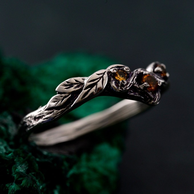 Tiny Branch Engagement Ring with Garnet Leaves in Silver – Wedding Ring Wooden Harmony, Wooden Wedding Branch, Wedding Ring Forest Branch