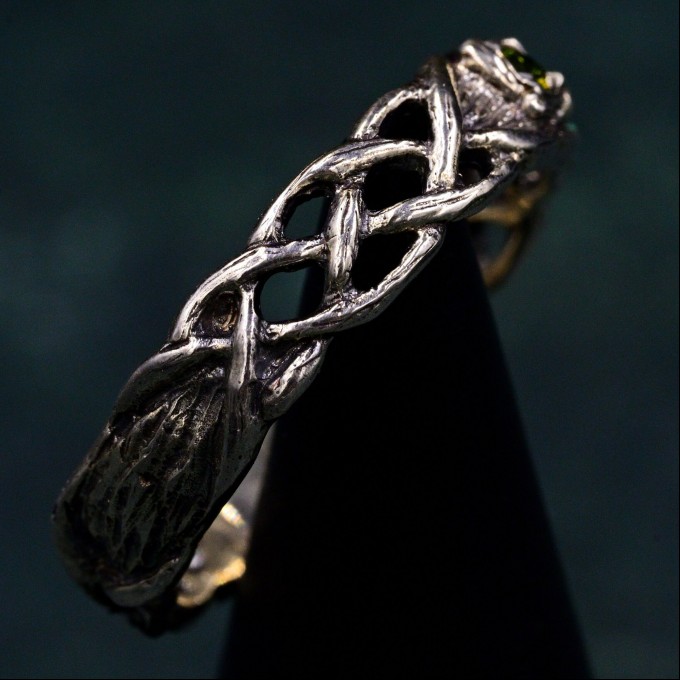 Eye of Enchantment: Gothic Silver Ring with Vibrant Peridot