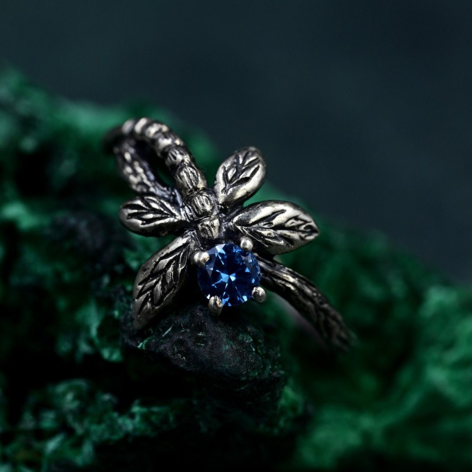 Delicate Interlocking Branch Ring – Distinctive Woven Twig Design, Petite Band for Women