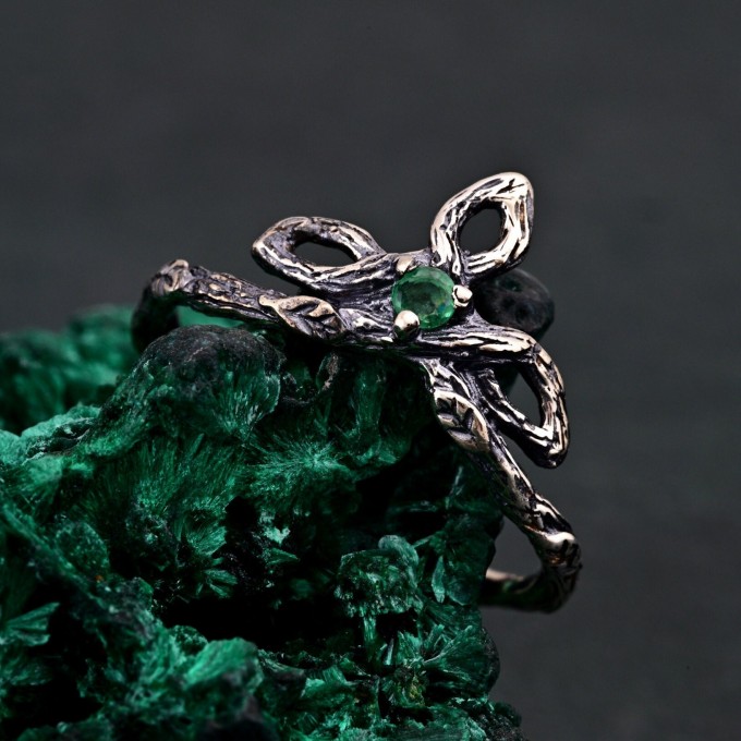 Trinity Knot Emerald Ring – Celtic Forest Nature Wedding Band, Silver Leaf Engagement Ring, Woodland Witch Design with Emerald