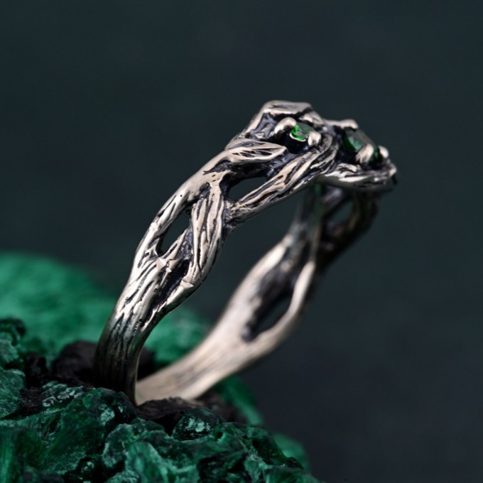 Green Emerald Leafy Band – Nature-Inspired Wedding Ring with Minimalist Bohemian DesignGreen Emerald Leafy Band – Nature-Inspired Wedding Ring with Minimalist Bohemian Design