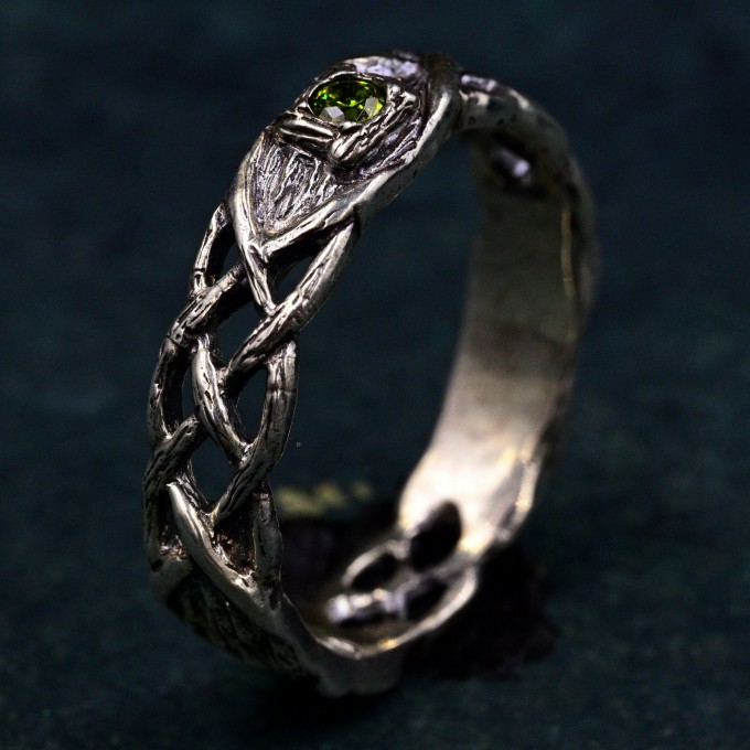 Eye of Enchantment: Gothic Silver Ring with Vibrant Peridot