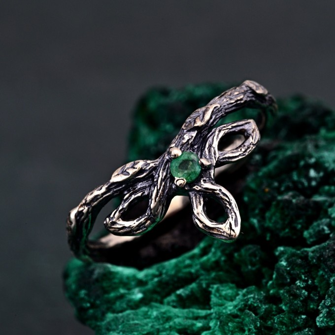 Trinity Knot Emerald Ring – Celtic Forest Nature Wedding Band, Silver Leaf Engagement Ring, Woodland Witch Design with Emerald