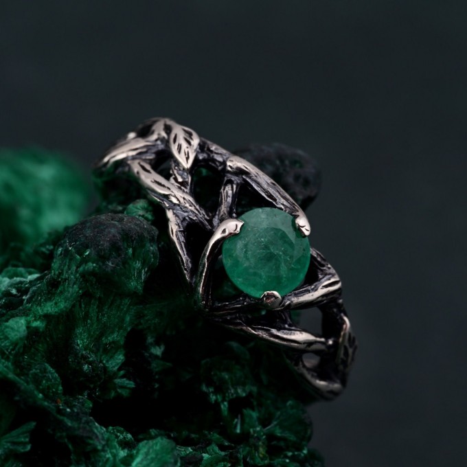 Silver Celtic Elegance: Classic Celtic Emerald Silver Ring