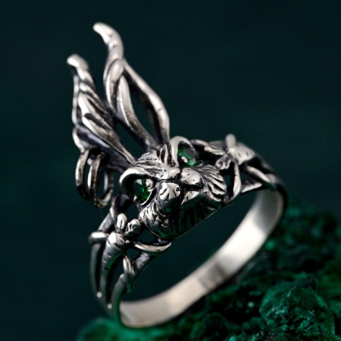 Nature's Embrace: Silver Ring with Leaf Motif and Peridot Gem