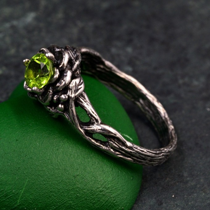 Woodland Lotus Peridot Ring – Sterling Silver Nature-Themed Floral Promise Ring, Unique Jewelry for Women
