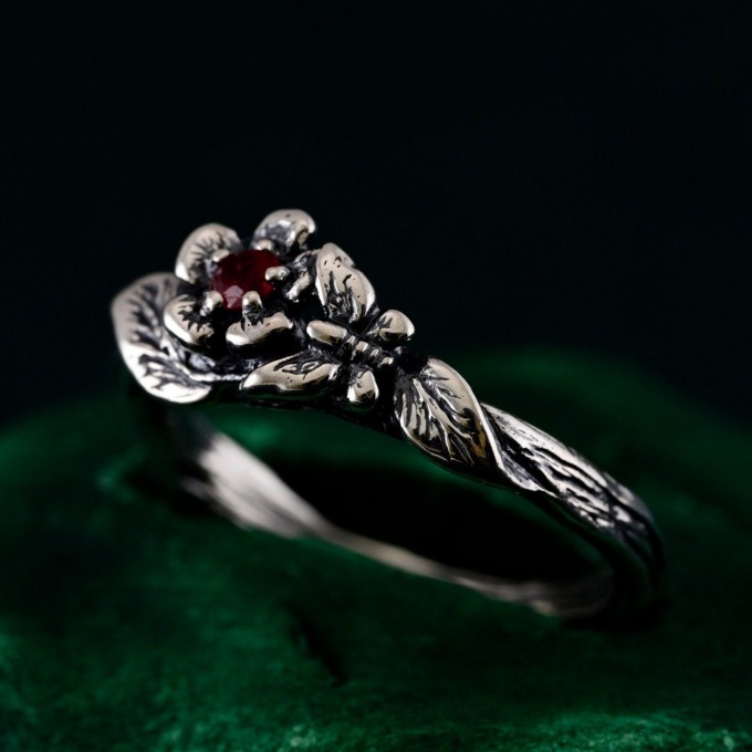 Blooming Grace: Gothic Flower and Leaf Ring