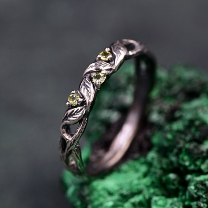 Handcrafted Silver Peridot Ring – Nature-Inspired Design with Leaf Detailing