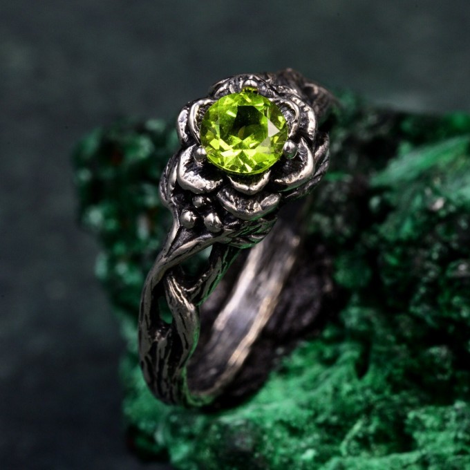 Woodland Lotus Peridot Ring – Sterling Silver Nature-Themed Floral Promise Ring, Unique Jewelry for Women