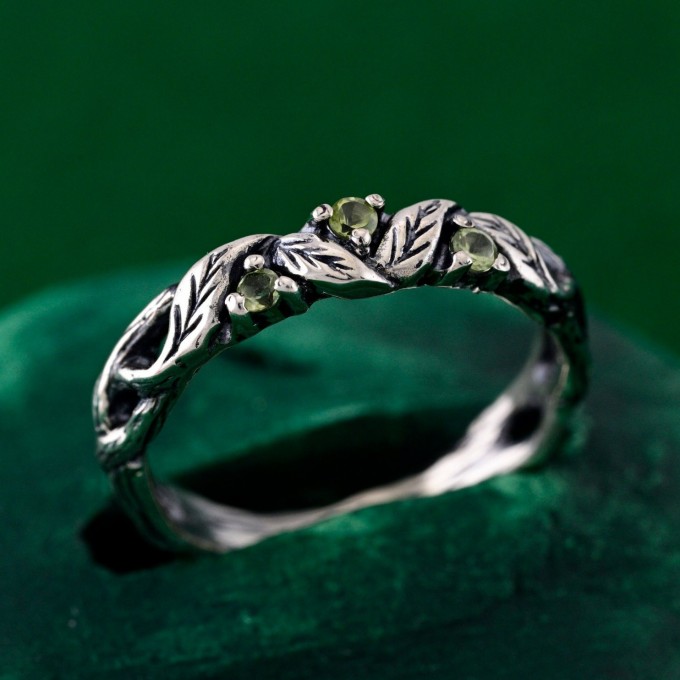 Delicate Leafy Silver Peridot Ring – Graceful Twig and Foliage Band