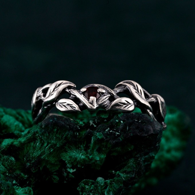 Dainty Garnet Twig Silver Ring – Petite Adorned Branch and Leaf Design