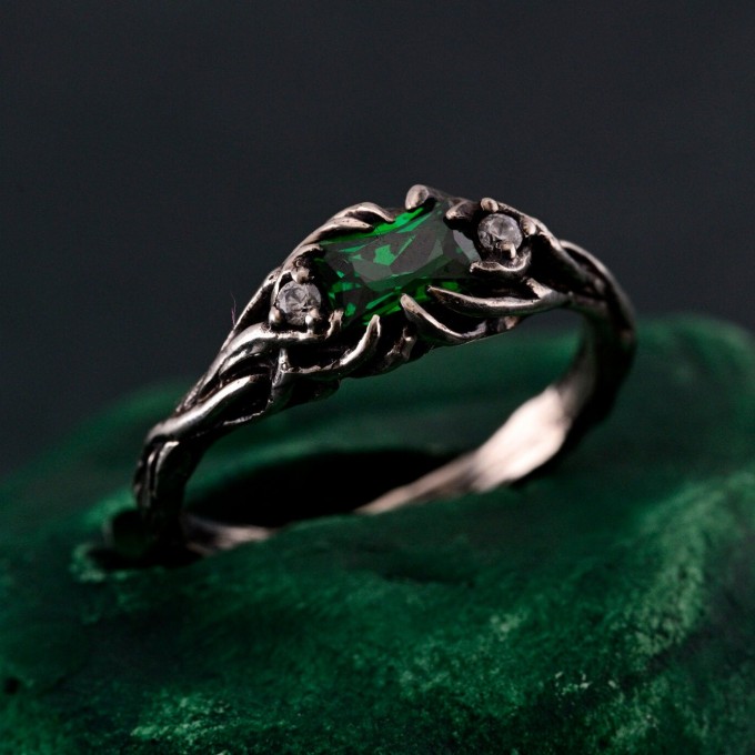 Emerald Elegant Leafy Wedding Band – Luxury Tree-Inspired Design, Exquisite and Unique Wedding Ring