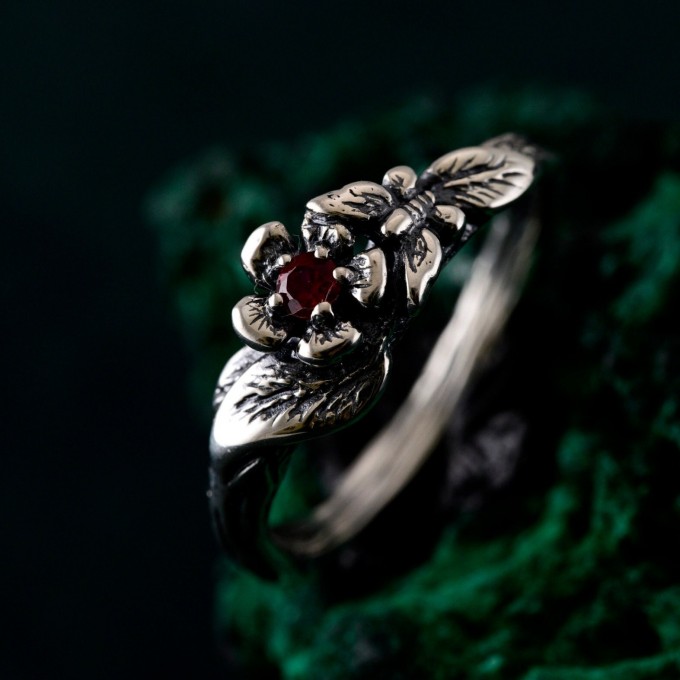 Blooming Grace: Gothic Flower and Leaf Ring