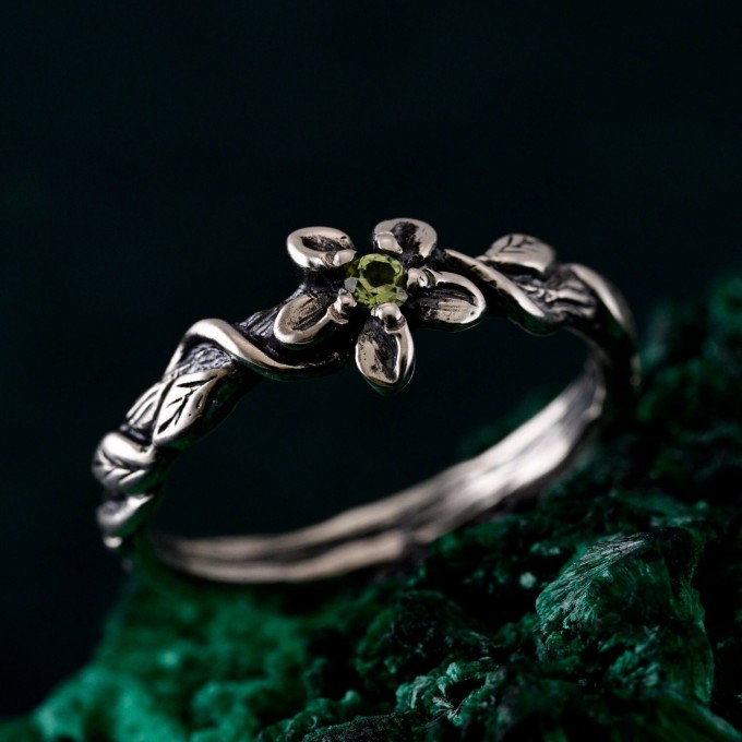 Handcrafted Silver Peridot Ring – Elegant Leaf Design with Elvish Green GemstoneHandcrafted Silver Peridot Ring – Elegant Leaf Design with Elvish Green Gemstone