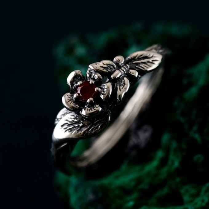 Blooming Grace: Gothic Flower and Leaf Ring