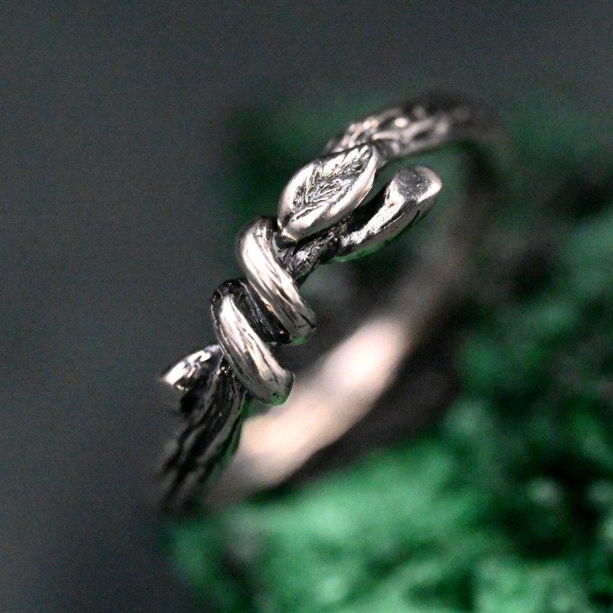 Leaves and Branch Wedding Ring – Unisex Gothic Design for Couples