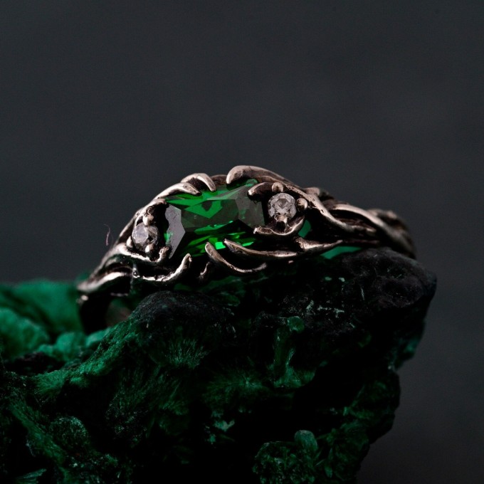 Emerald Elegant Leafy Wedding Band – Luxury Tree-Inspired Design, Exquisite and Unique Wedding Ring