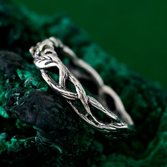 Delicate Leafy Silver Peridot Ring – Graceful Twig and Foliage Band