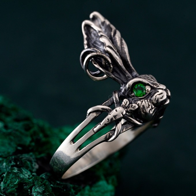 Nature's Embrace: Silver Ring with Leaf Motif and Peridot Gem