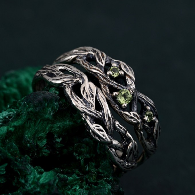 Elegant Silver Peridot Ring Set – Unique Tree-Inspired Wedding Bands for Couples